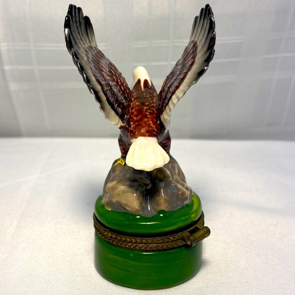 American Bald Eagle sits atop this hand painted porcelain keepsake box. - Picture 4 of 9